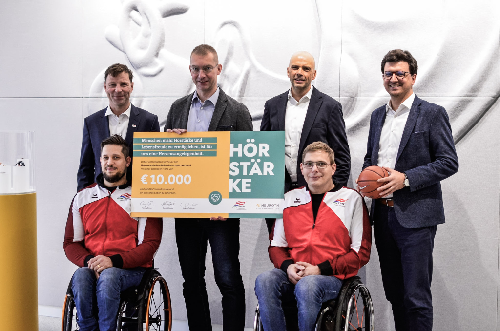 Offizielle Spendenübergabe: Matthias Bogner (ÖBSV-Generalmanager; links im Bild) und Rollstuhl-Basketball-Nationalteamspieler Christoph Edler und René Hernes (Reihe vorne) freuten sich über den Spendenscheck von Neuroth (Quelle: Katja Eder)