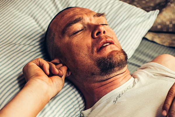Schlafender Mann mit Gehörschutz von Neuroth
