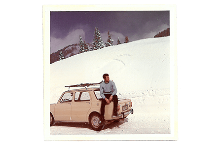 Hermann E. vor seinem Auto