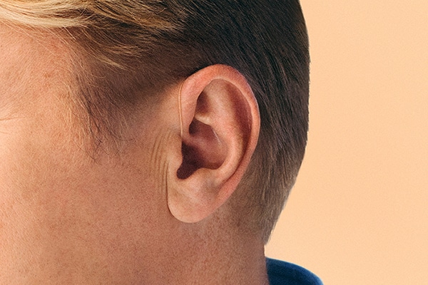 Ohr mit Hinter-dem-Ohr-HörgerätHörgerät