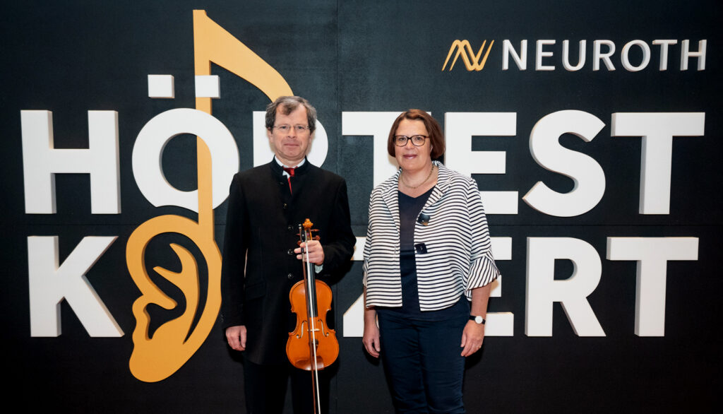 Die Gastgeber: Gertrude Lienhart (Leiterin von Neuroth Österreich) mit Peter Aigner (Dirigent der „Upper Austrian Sinfonietta“)