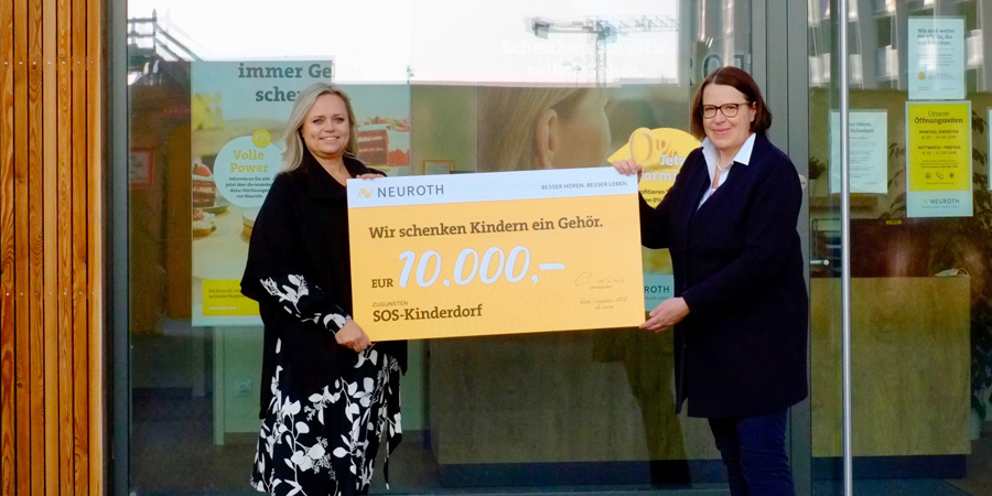 Gertrude Lienhart, Leiterin von Neuroth Österreich, (rechts) übergab den Spendenscheck an Manuela Mader vom SOS-Kinderdorf (Credit: Neuroth/Resch)