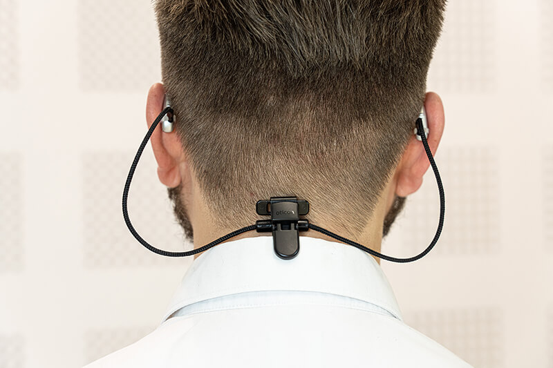 Der praktische Kleiderclip verhindert das Herunterfallen der Hörgeräte