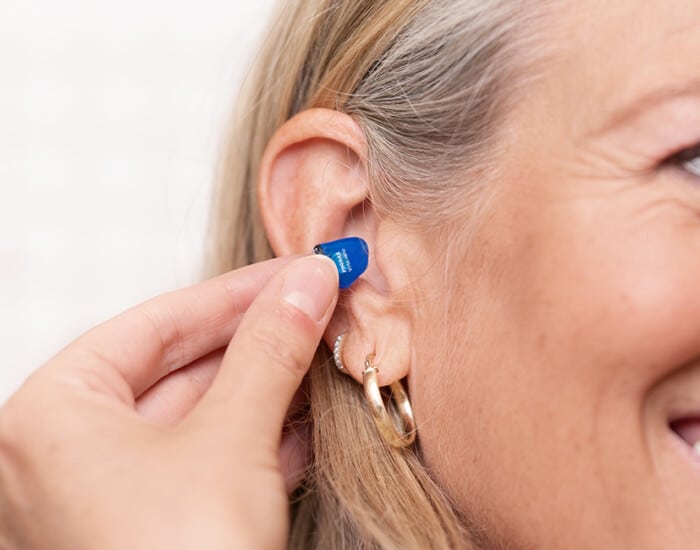 Im-Ohr-Hörgeräte beim Einsetzen ins Ohr