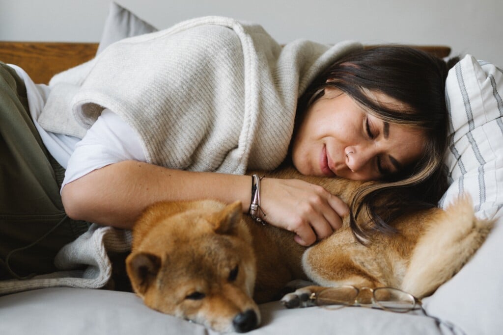 Eine Frau und ein Hund genießen die Stille und Schlafen.