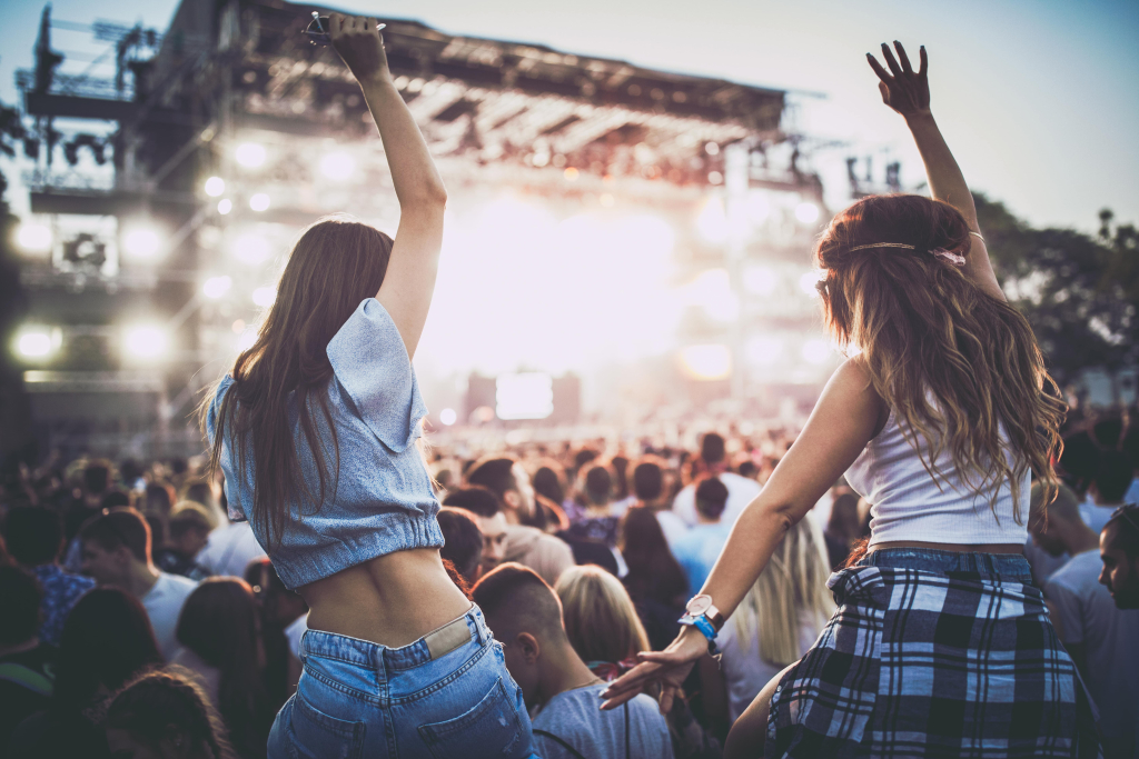 Musik-Festivals können schnell Lautstärken von über 100 Dezibel erreichen, daher ist es hier besonders wichtig, unsere Ohren zu schützen (Quelle: iStock / skynesher)